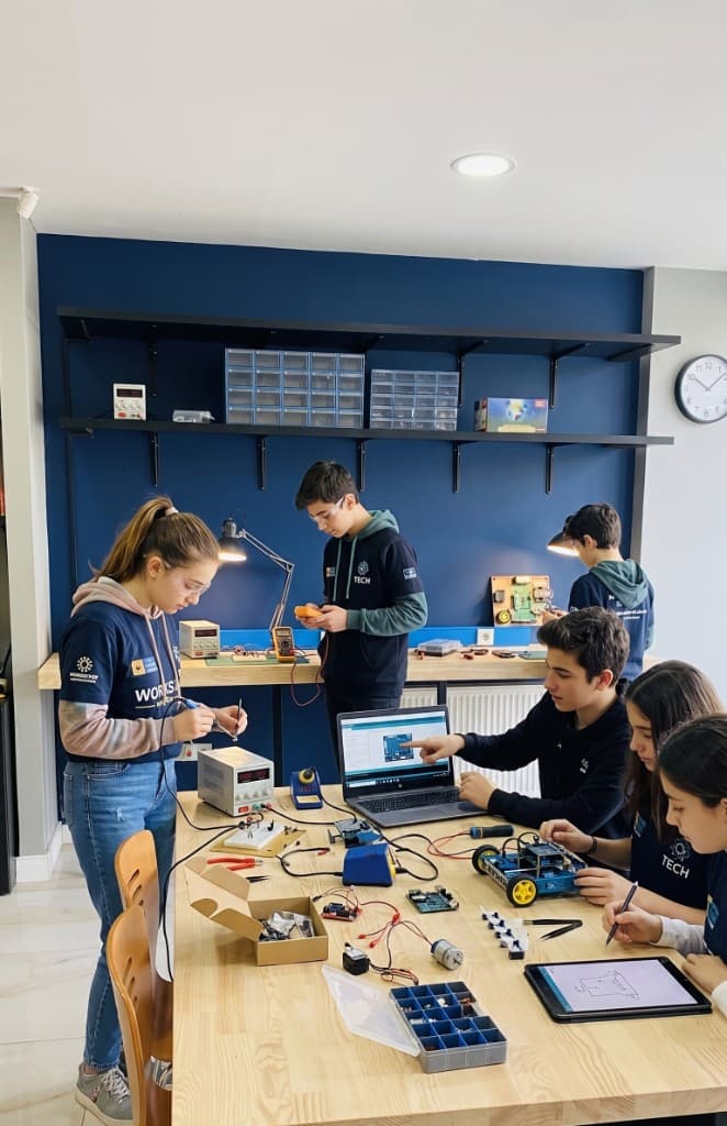 Maker216 atölyesinde elektronik proje geliştiren öğrenciler