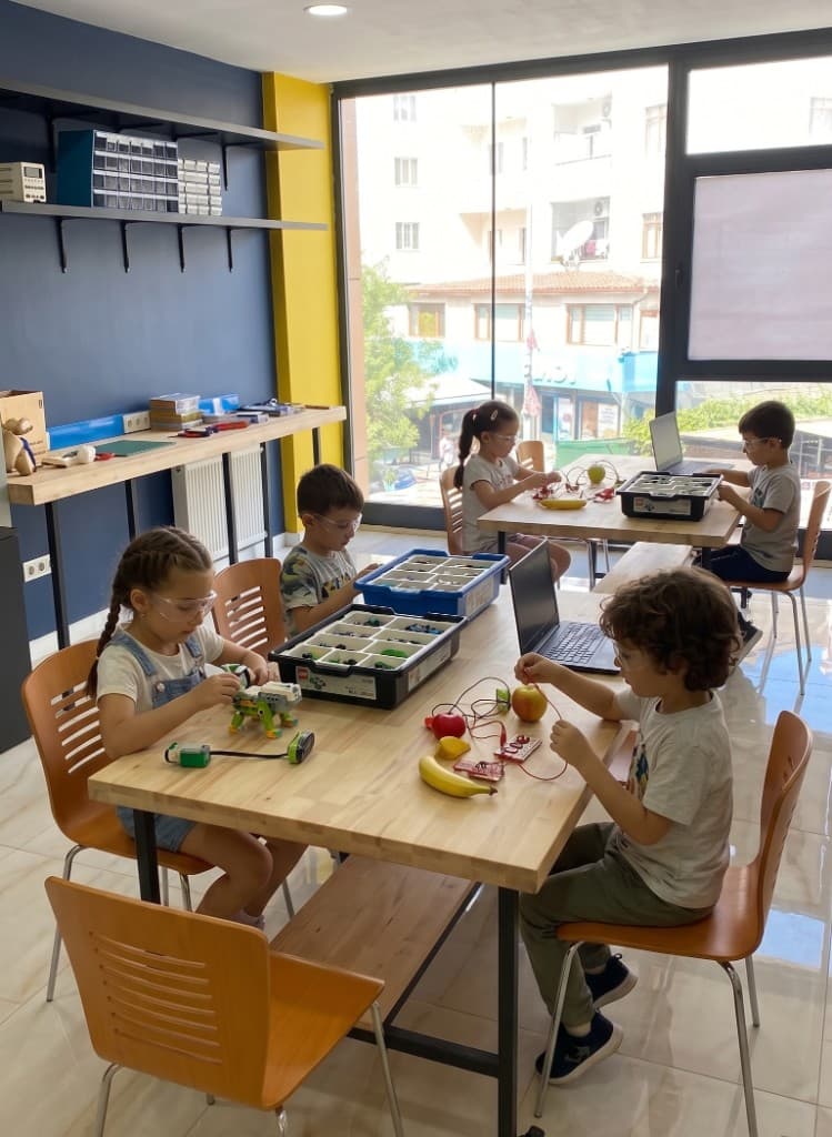 Robotik etkinliğindeki Little Maker öğrencileri