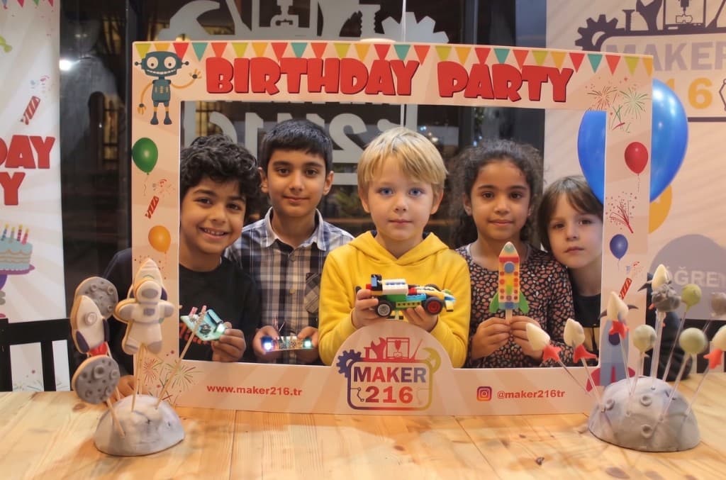 Maker216 robotik temalı doğum günü etkinliğinde çocuklar